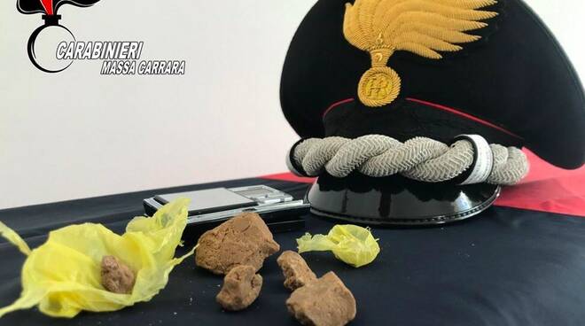 La droga "brown sugar" e il bilancino sequestrato dai carabinieri 