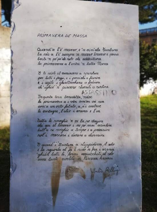 La stele vandalizzata ai Quercioli