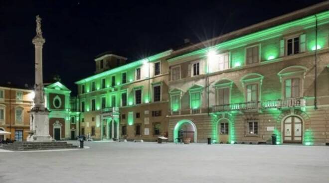 Piazza Mercurio a Massa illuminata di verde