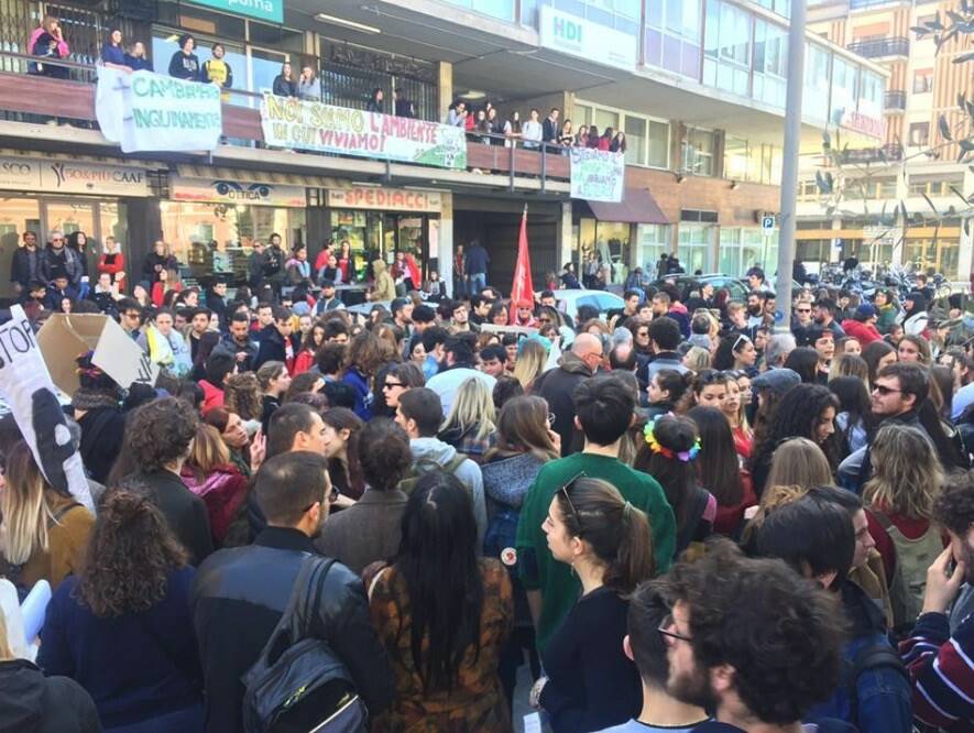 "Fridays for future", la manifestazione degli studenti a Carrara