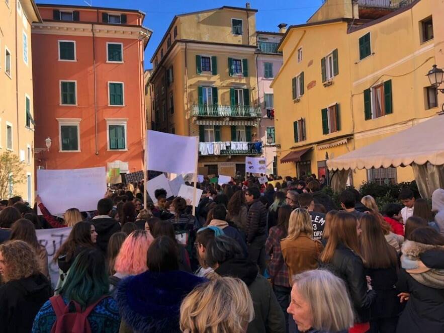 "Fridays for future", la manifestazione degli studenti a Carrara