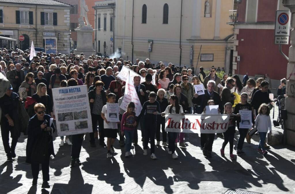 «I ponti storici non si toccano». In trecento alla manifestazione