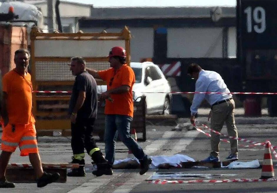 Il corpo dell'operaio morto nel tragico incidente al porto