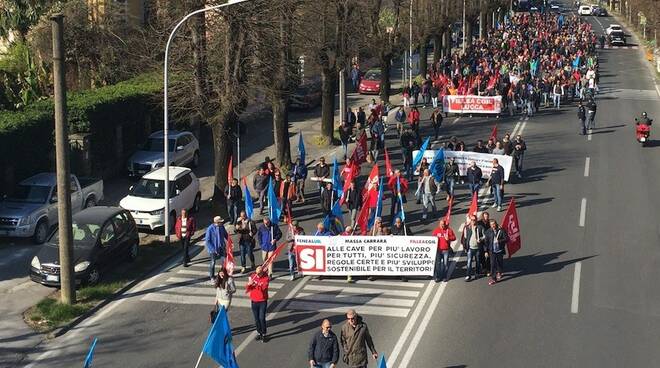 In duemila in piazza a Carrara per dire «sì» alle cave