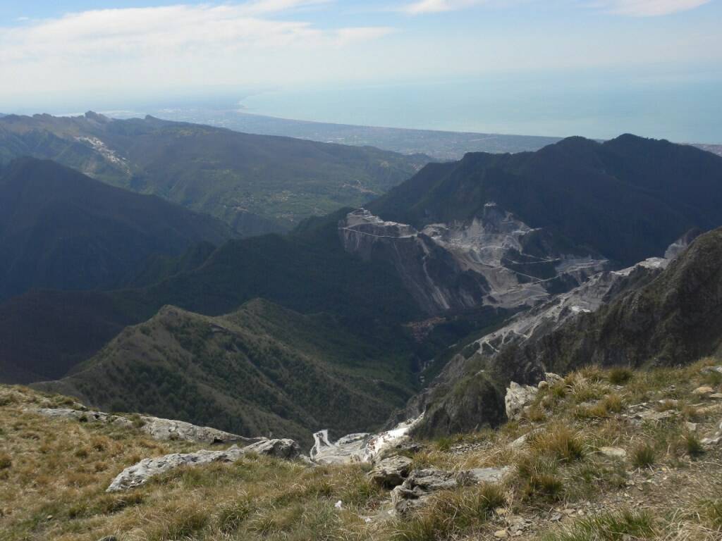 La costa massese vista dal monte Sagro