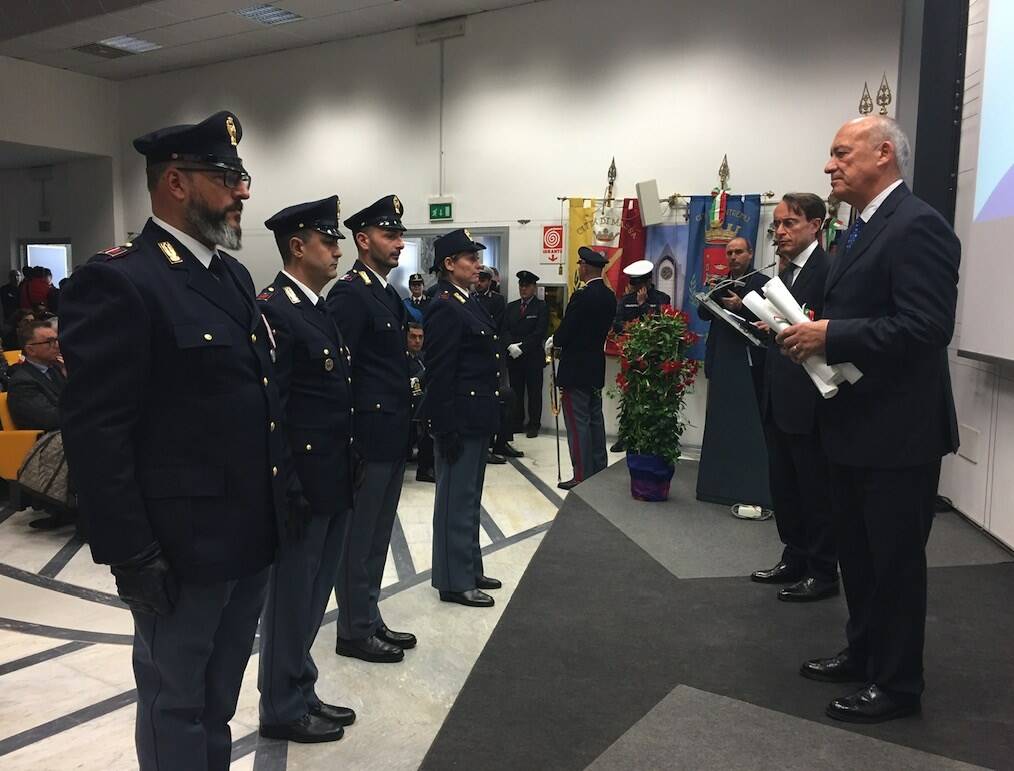 La premiazione di agenti di polizia da parte del Questore e del Prefetto