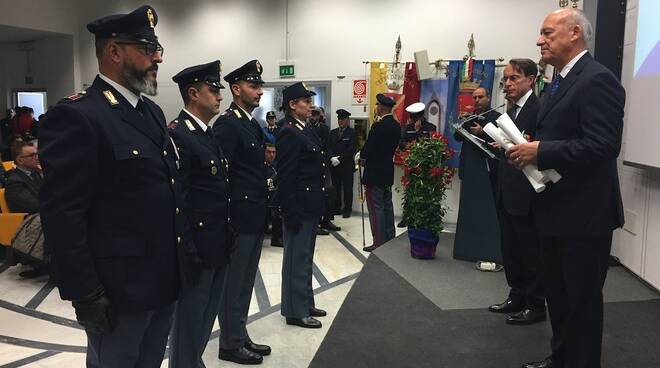 La premiazione di agenti di polizia da parte del Questore e del Prefetto