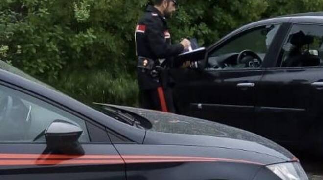 Un carabiniere vicino a un'auto col finestrino spaccato