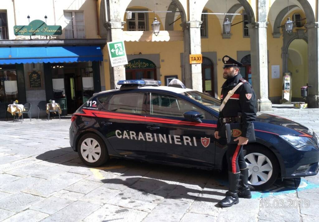 Carabinieri in piazza della Repubblica a Pontremoli