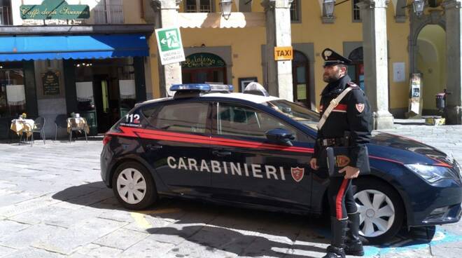 Carabinieri in piazza della Repubblica a Pontremoli