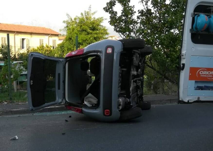 Auto ribaltata in viale Zaccagna