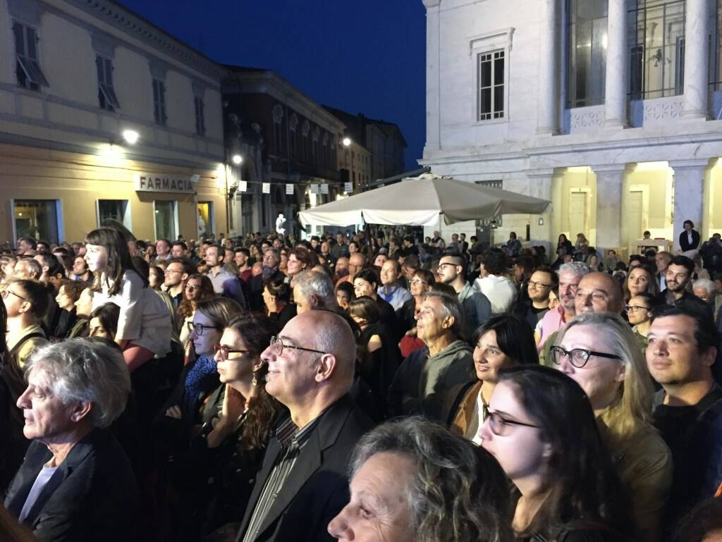 Bagno di folla a Carrara per Francesco Gabbani (feat. Carlo Cottarelli)