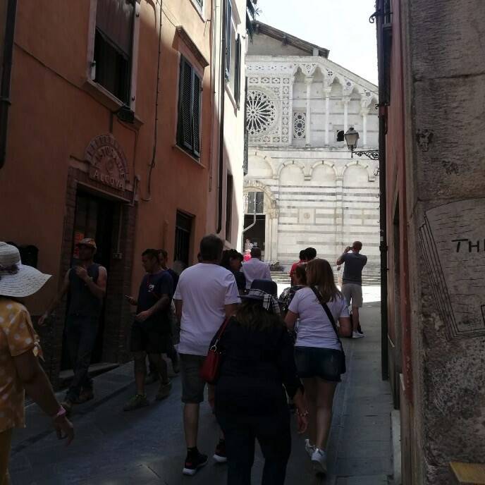 Crocieristi nel centro storico di Carrara