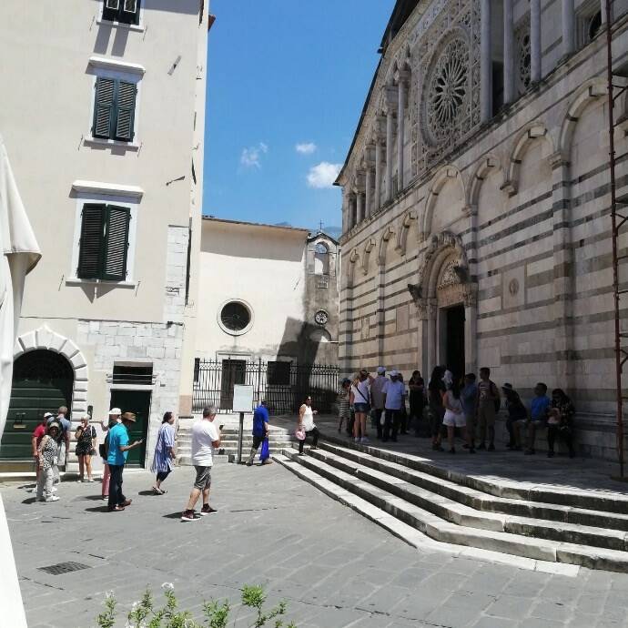 Crocieristi nel centro storico di Carrara