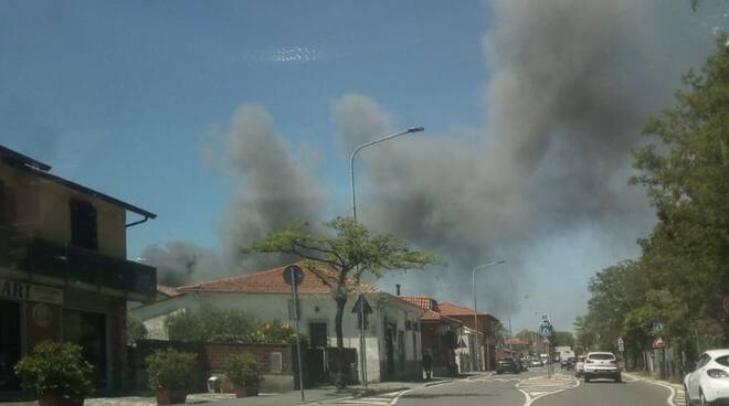 Il fumo dell'incendio visto da via Covetta