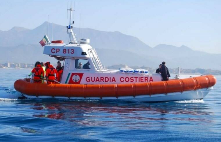 Un mezzo della Guardia Costiera