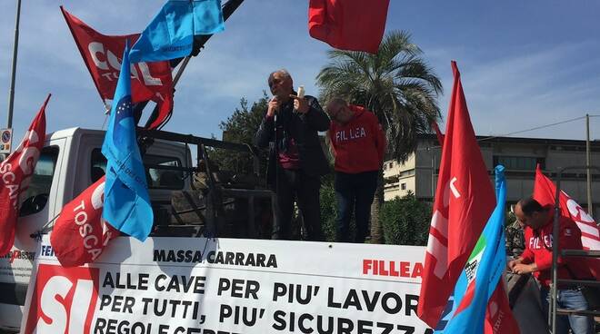 In duemila in piazza a Carrara per dire «sì» alle cave