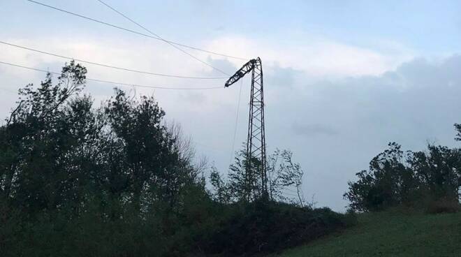 Un traliccio piegato ad Aulla in Lunigiana