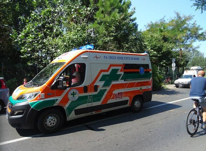 L'ambulanza intervenuta per soccorrere l'uomo a Ronchi vicino al parco del Wwf