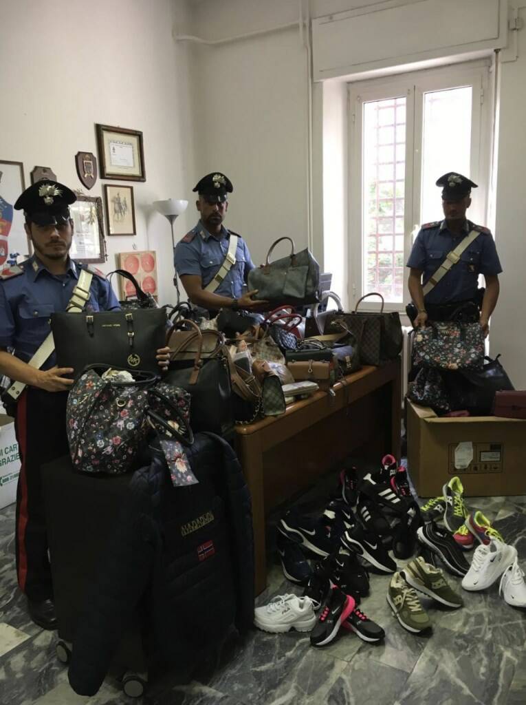 La merce contraffatta sequestrata dai carabinieri