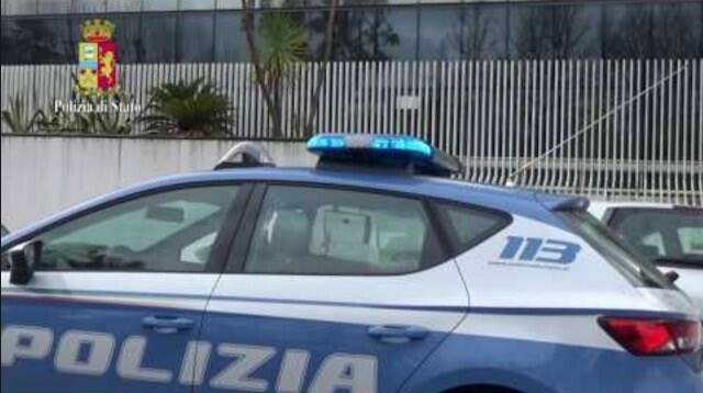 Una volante della polizia di Stato