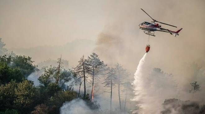 Un elicottero alle prese con lo spegnimento di un incendio