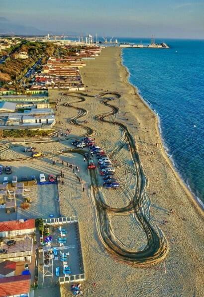 4x4 sulla spiaggia di Marina di Carrara