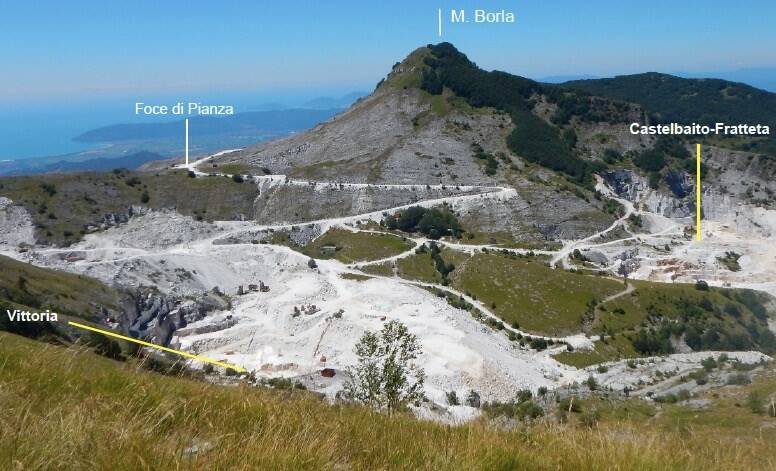 Il Monte Borla al centro e a destra la cava Castelbaito-Fratteta