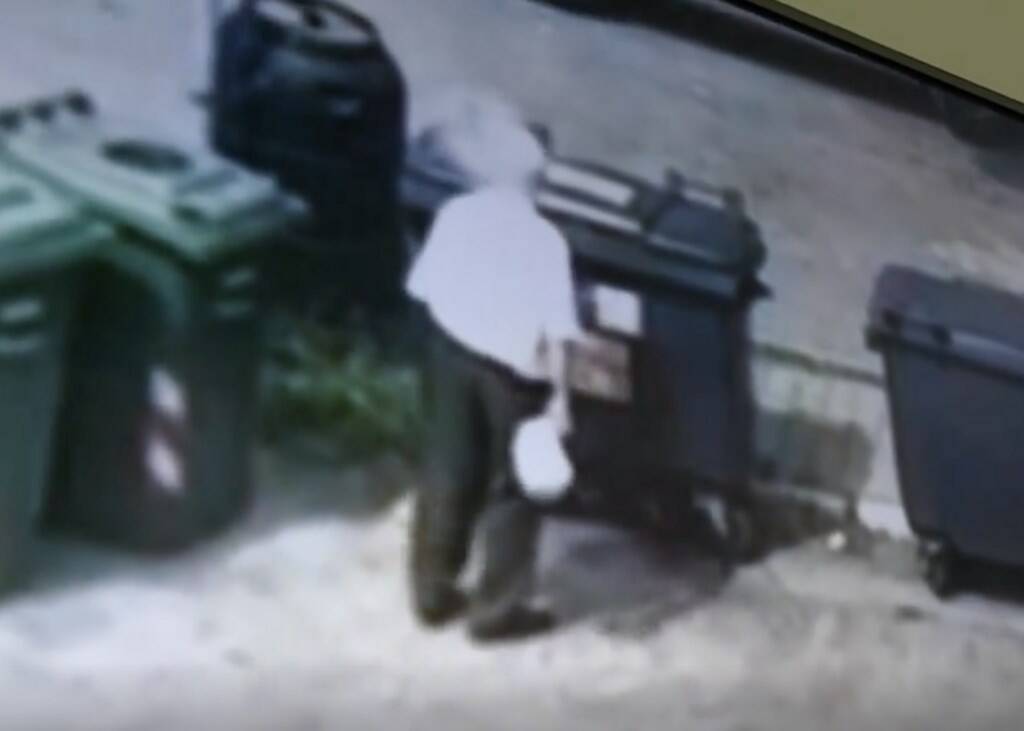 L'anziano ripreso dalle telecamere che lancia un sacchetto di rifiuti in una strada di Massa
