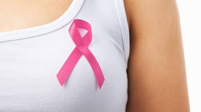 Un'immagine simbolica della lotta al cancro al seno.