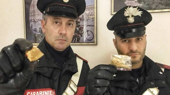 I carabinieri con l'eroina sequestrata