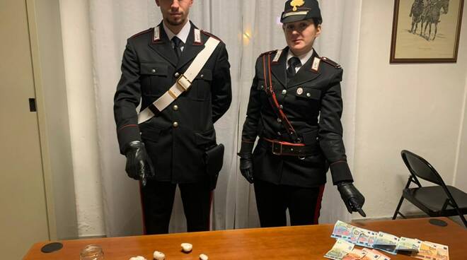 I carabinieri con la droga e i soldi sequestrati