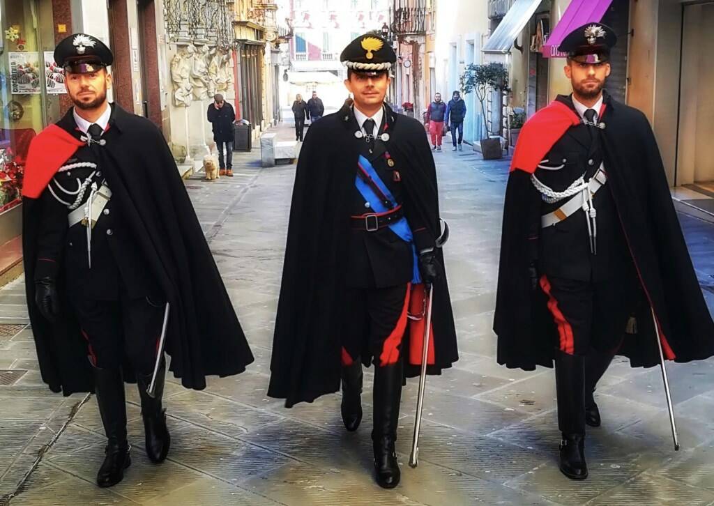 Il Maggiore Cristiano Marella (al centro) con due carabinieri in uniforme di rappresentanza