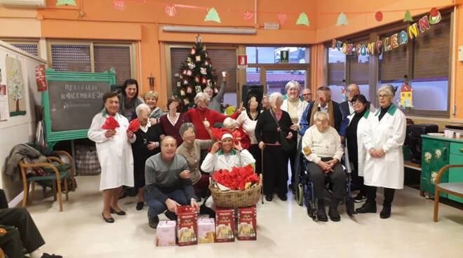 Regali Di Natale Per Anziani.Casa Di Riposo Ascoli Festa Di Natale Con Ada Tra Dolci Regali E Musica La Voce Apuana