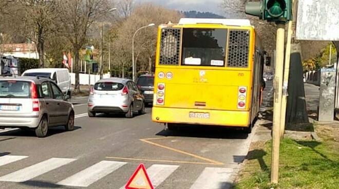 L'autobus coi freni rotti fermo