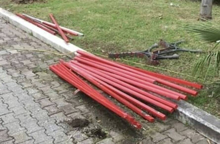 La panchina rossa di piazza Garibaldi a Massa distrutta
