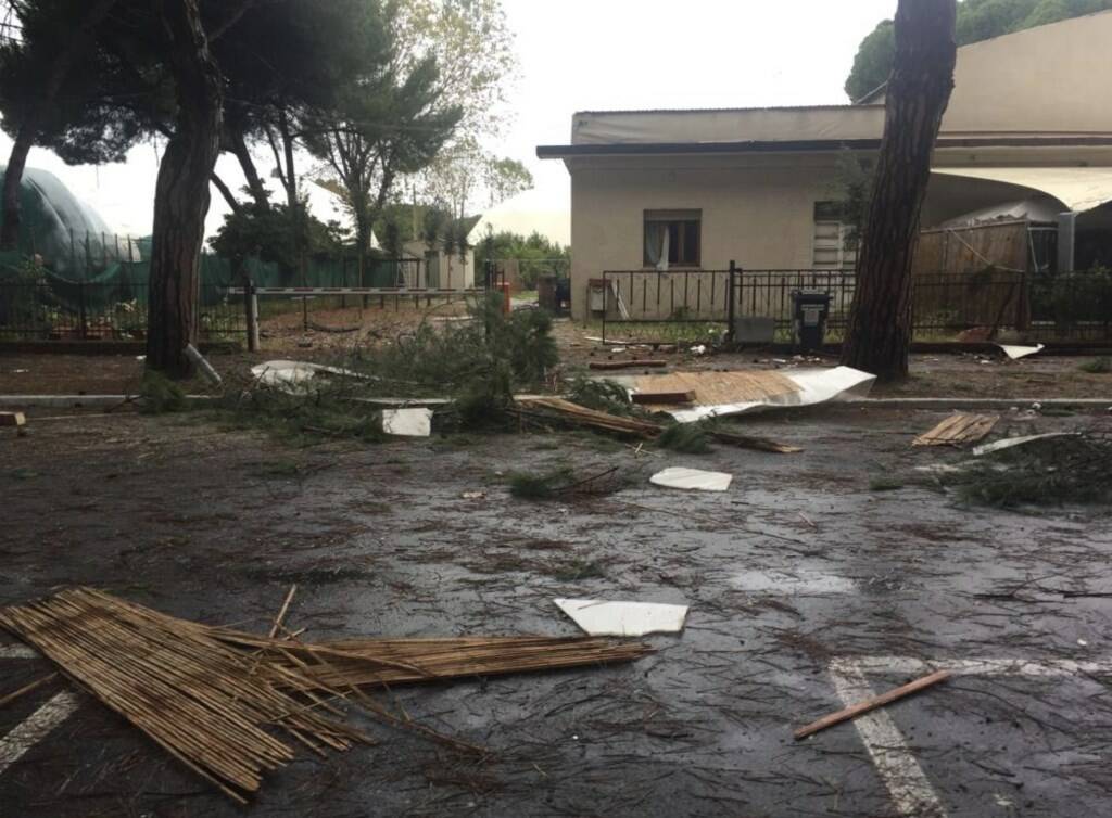 Tromba d'aria e danni del maltempo a Marina di Carrara