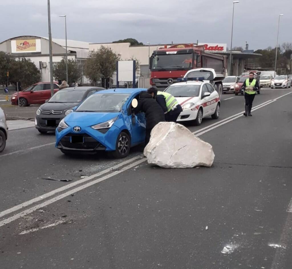 Camion perde blocco e colpisce auto, tragedia sfiorata a Carrara