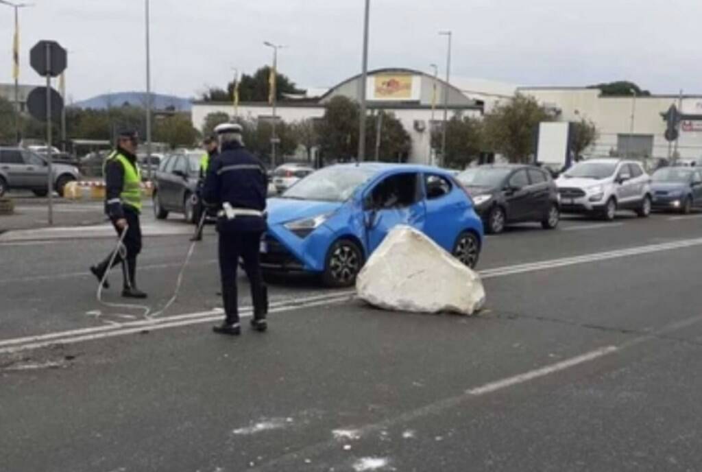 Camion perde blocco e colpisce auto, tragedia sfiorata a Carrara