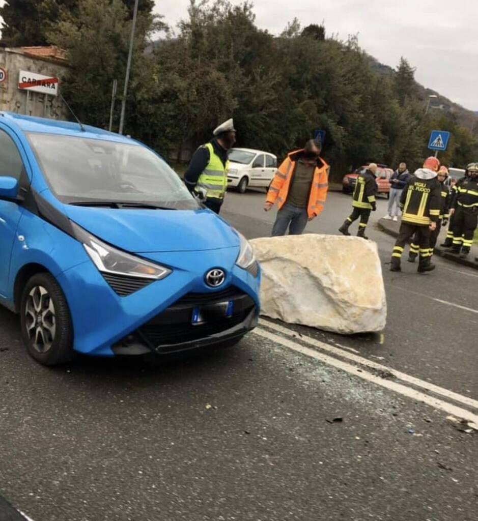 Camion perde blocco e colpisce auto, tragedia sfiorata a Carrara