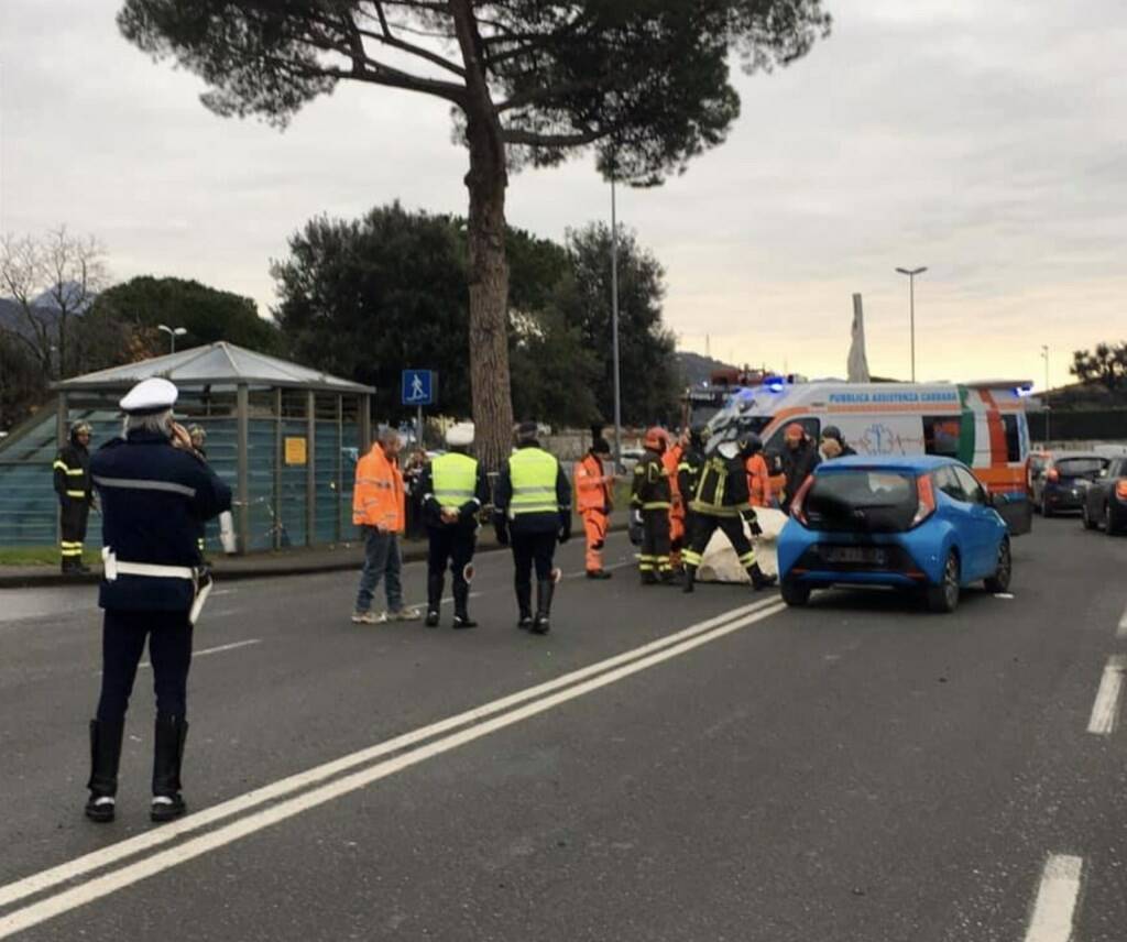 Camion perde blocco e colpisce auto, tragedia sfiorata a Carrara