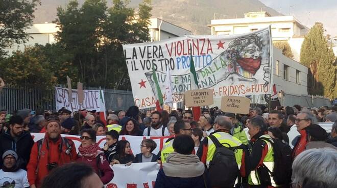 Duemila no all'apertura di nuove cave. La manifestazione a Massa