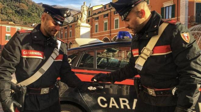 I carabinieri con l'eroina in piazza Alberica