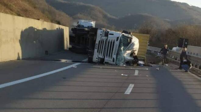 Il camion ribaltato sulla A15 tra Berceto e Pontremoli