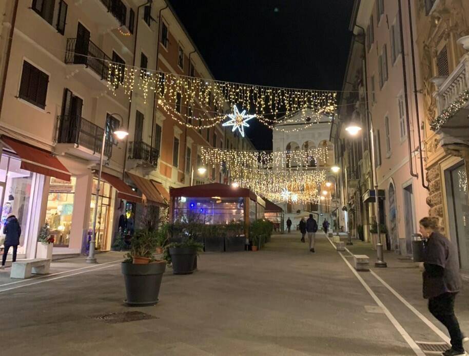 Il centro di Massa addobbato e illuminato per Natale