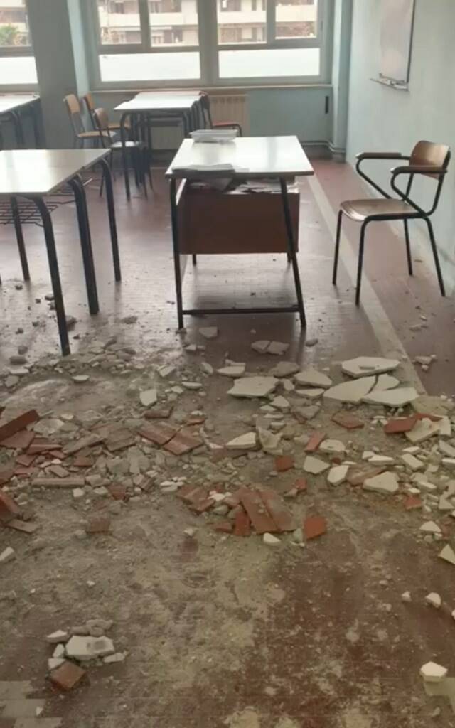 Il soffitto crollato al liceo Pascoli
