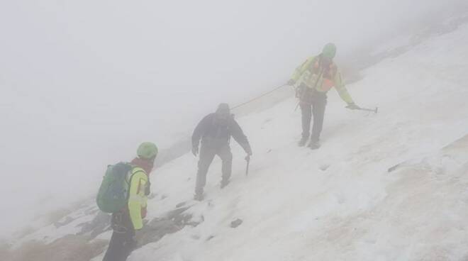 La squadra del Soccorso Alpino nella nebbia sulla Tambura