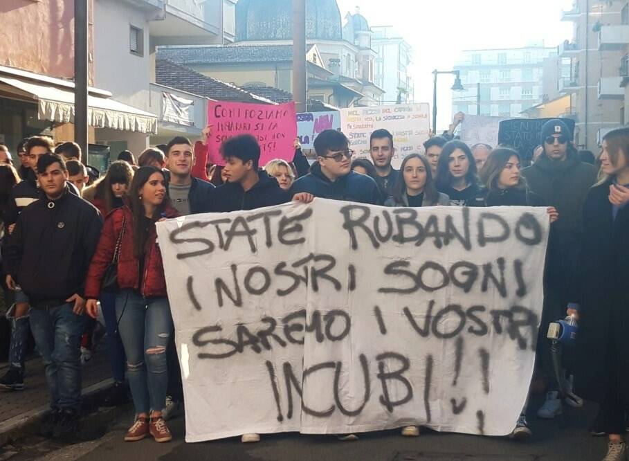 «Vogliamo scuole sicure», in 1500 in piazza a Massa