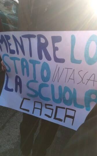 «Vogliamo scuole sicure», in 1500 in piazza a Massa