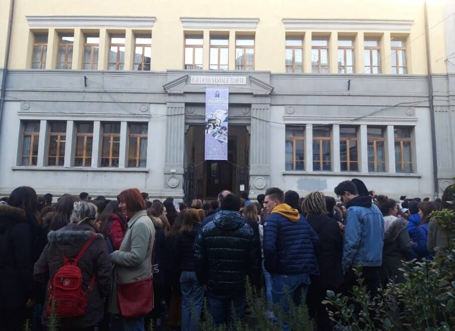 «Vogliamo scuole sicure», in 1500 in piazza a Massa